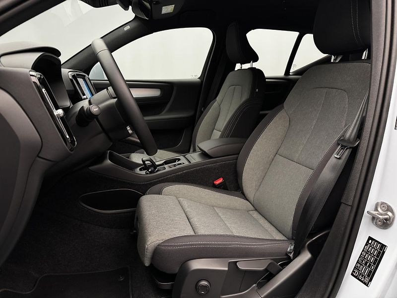 Volvo XC40 B3 CORE AUT CZ 1.maj - fotka 4 z 40