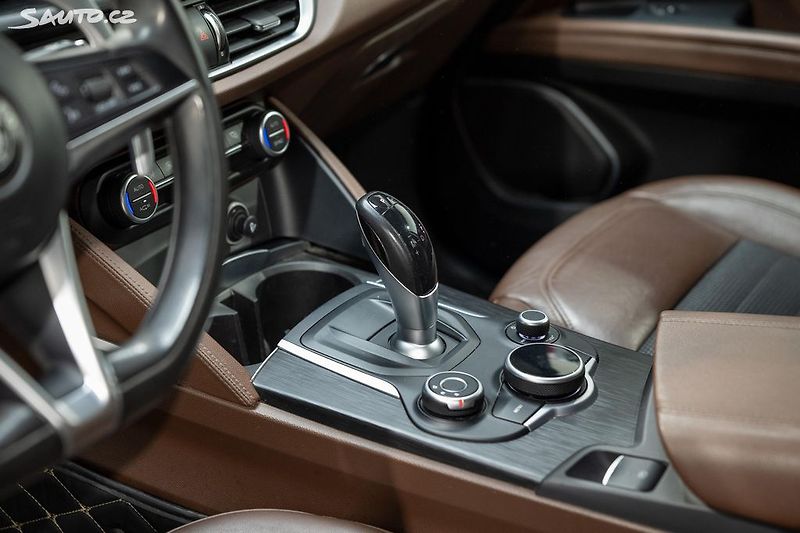 Alfa Romeo Stelvio Q4 2.2 JTD 154 kW - fotka 8 z 36