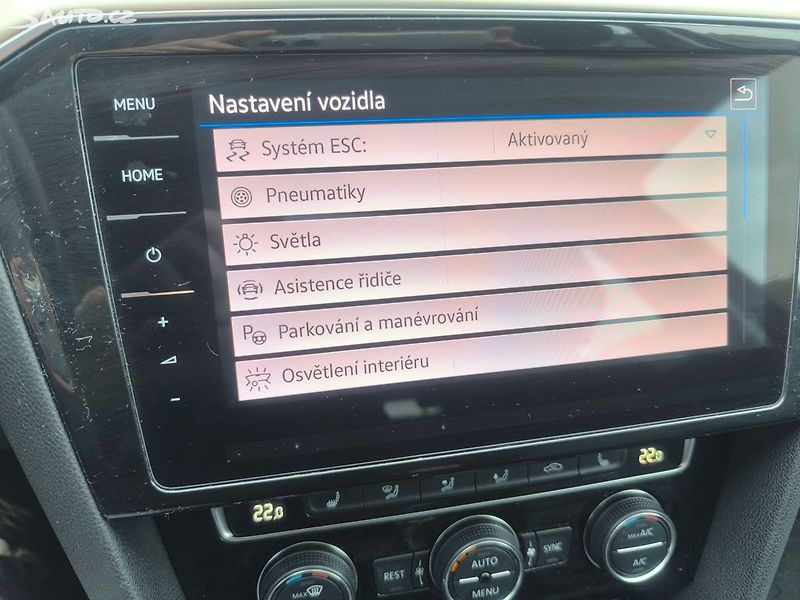 Volkswagen Passat R-LINE,MAX VÝBAVA,KRÁSNÝ,1.MAJ - fotka 23 z 29