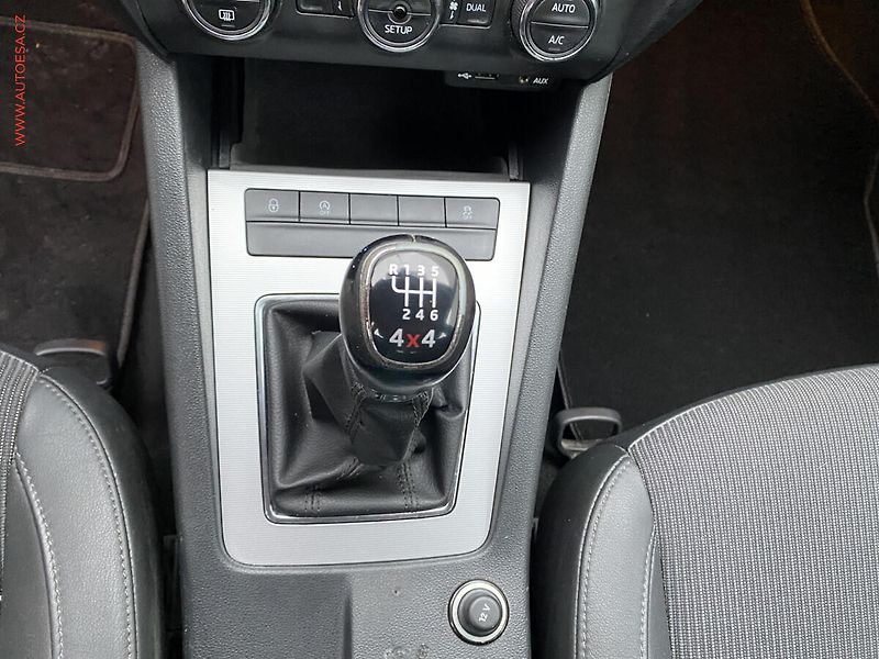 Škoda Octavia (2013) 2.0 TDi 4x4, Elegance, park - fotka 17 z 18