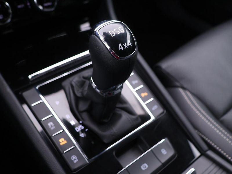 Škoda Superb 2,0 TDI 140kW DSG 4x4 L&K DPH - fotka 32 z 44