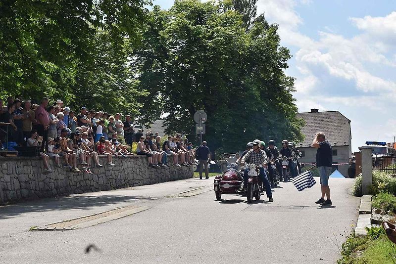 Tradiční závod S kopce do kopce si nenechalo letos ujít na sedm desítek posádek historických automobilů a motocyklů.