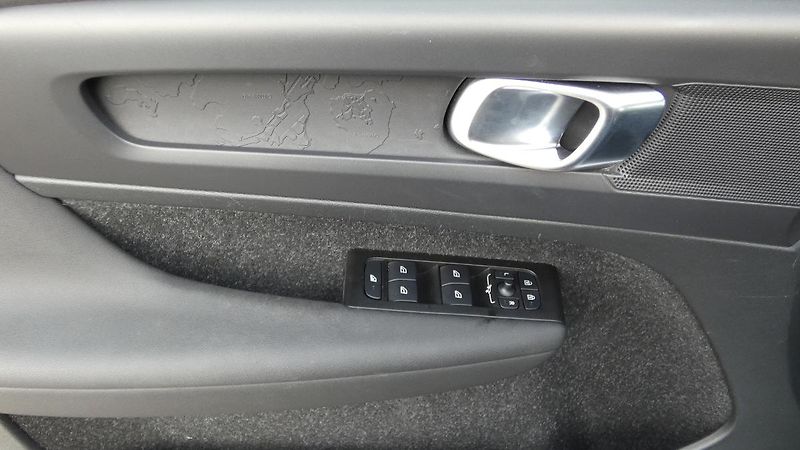 Volvo XC40 T2 FWD Momentum Auto - fotka 9 z 20