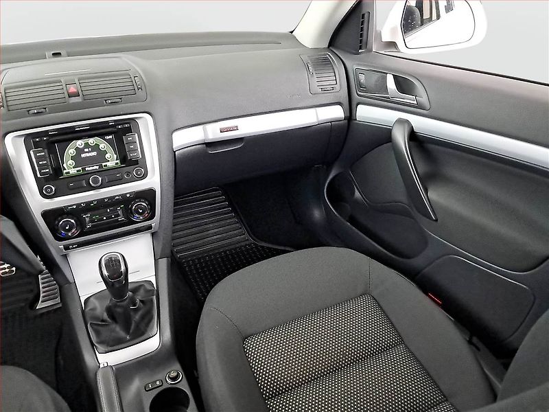 Škoda Octavia (2011) Scout 2.0 TDI, 4X4 - fotka 8 z 16