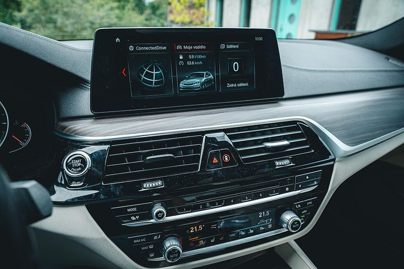 BMW Řada 5 (2017) M550i xDrive ČR  - fotka 58 z 58