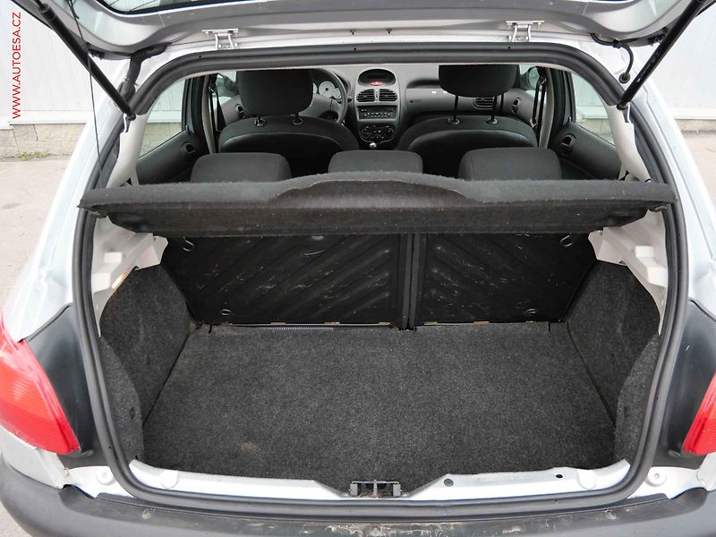 Peugeot 206 (2003) 1.4HDi, 2.maj,ČR, AC, tažné - fotka 7 z 12
