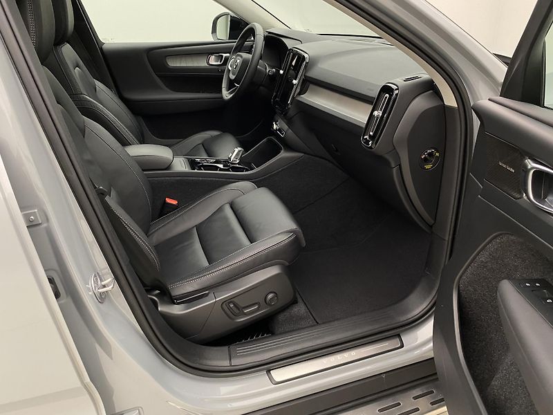 Volvo XC40 B4 DARK ULTIMATE AUT CZ - fotka 24 z 56