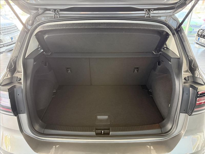 Volkswagen T-Cross 1,0   TSI 81kW,DSG,1.MAJ,SERVI - fotka 27 z 28