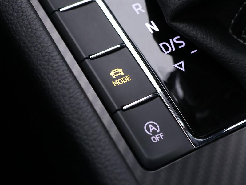 Škoda Superb 2,0 TDI 110kW SportLine Combi - fotka 27 z 38