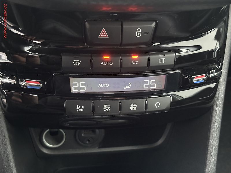 Peugeot 2008 (2015) 1.2 VTi, Allure, AT, navi - fotka 15 z 17