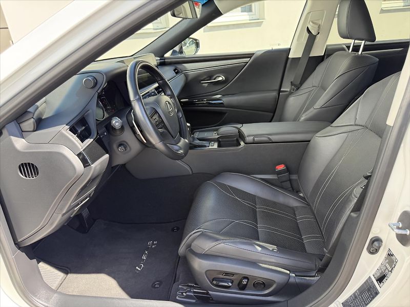 Lexus ES 300h 2,5 Prestige  ES - fotka 8 z 19