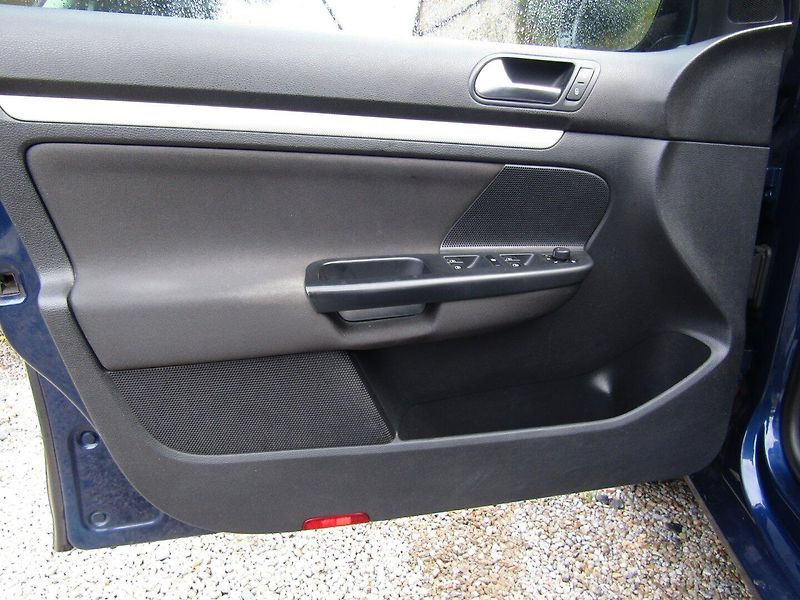 Volkswagen Golf (2012) 1.2 TSI 77kW - fotka 17 z 33
