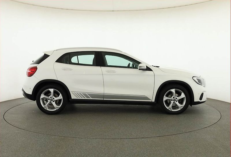 Mercedes-Benz GLA (2019) 200 d 4MATIC, 4X4 - fotka 6 z 19