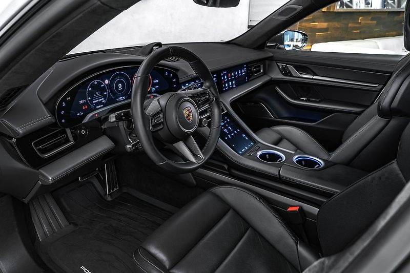 Porsche Taycan PDCC, ventilace, pano - fotka 14 z 41