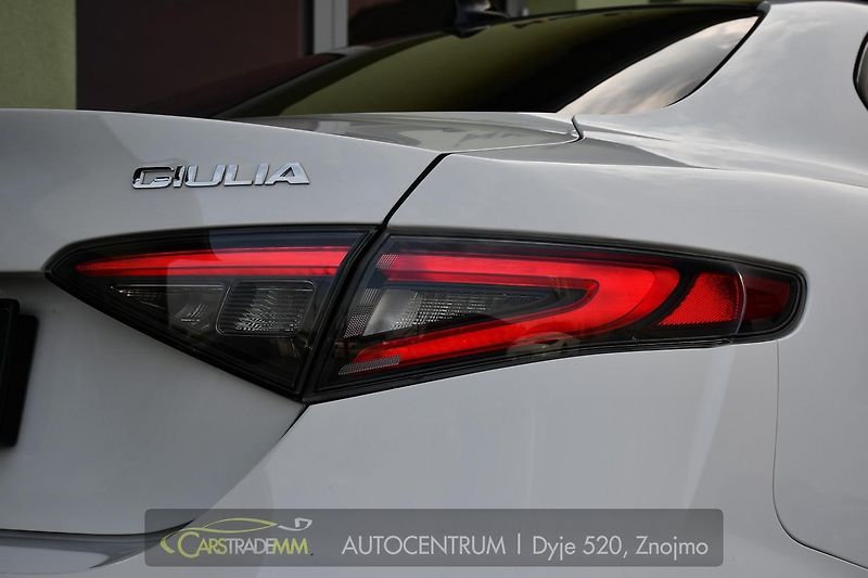 Alfa Romeo Giulia 2.0T 16V 206kW VELOCE AT8 Q4 - fotka 49 z 49