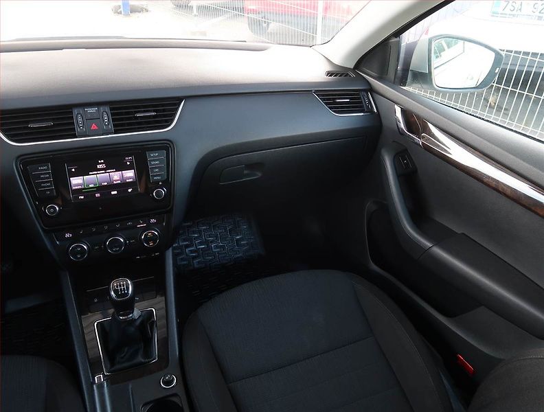Škoda Octavia (2014) Elegance 1.2 TSI, Serv.kniha - fotka 8 z 19