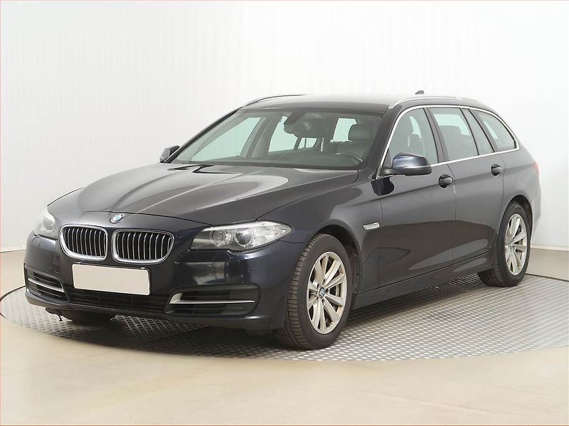 BMW Řada 5 (2015) 520d xDrive, 4X4, Automat - fotka 2 z 16
