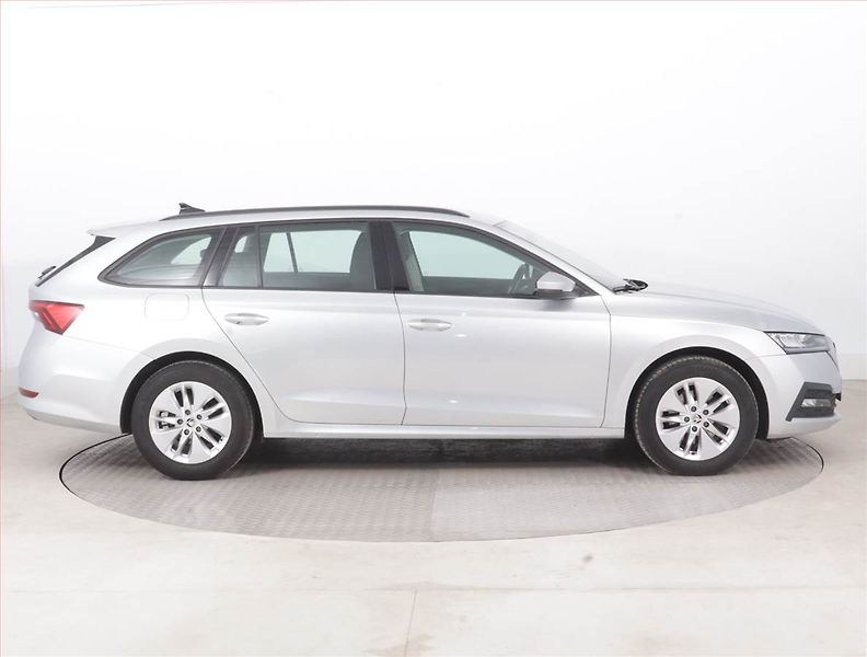 Škoda Octavia (2023) Ambition 2.0 TDI, ČR,1.maj - fotka 6 z 15