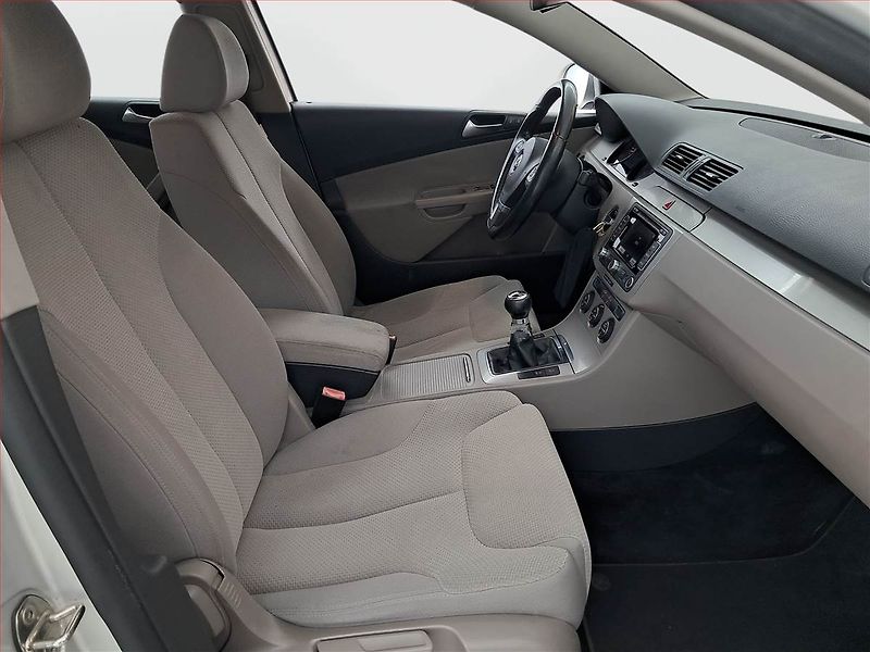 Volkswagen Passat (2009) 1.6 TDI, po STK, slušný stav - fotka 9 z 16
