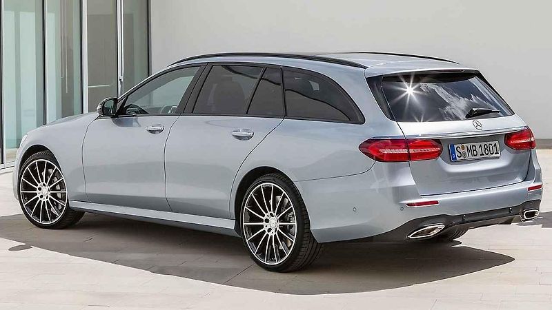 Mazda 6 si účtuje za kombi přesně tolik, co za sedan. Tedy 716 400 Kč.