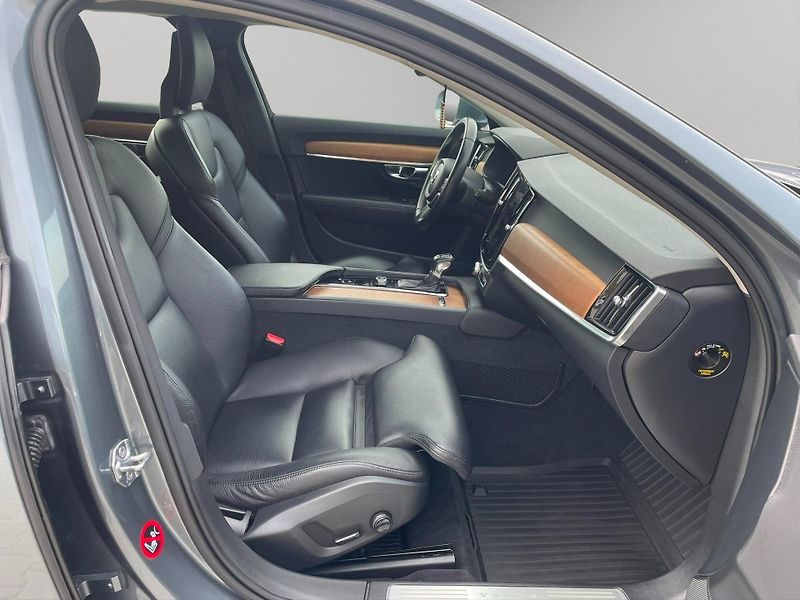 Volvo V90 (2018) D4, 140kW, Momentum - fotka 18 z 28
