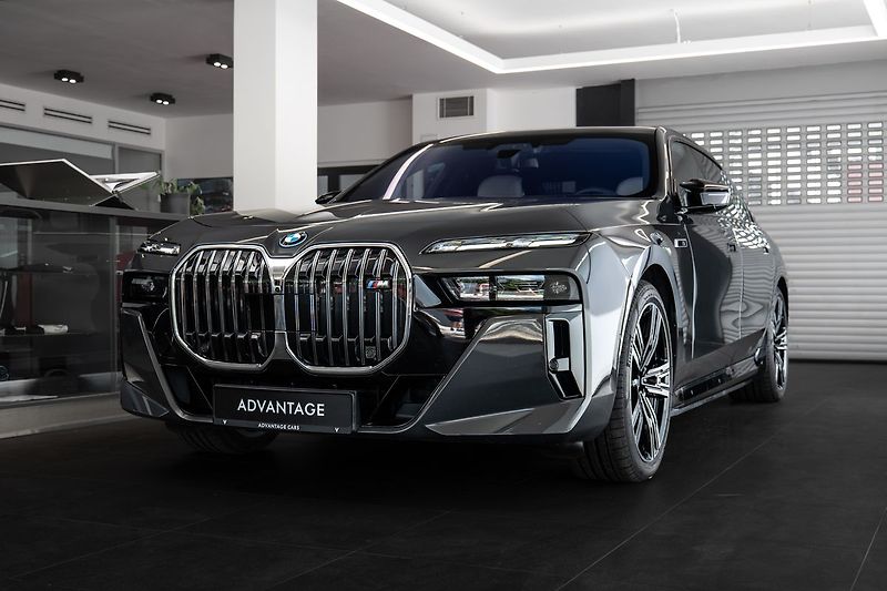 BMW Ostatní M70 xDrive Bower&Wilkins Diamo - fotka 1 z 23