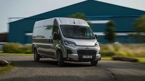 Také novou Toyotu Proace jsem mohl prověřit při jízdách v okolí Haagu