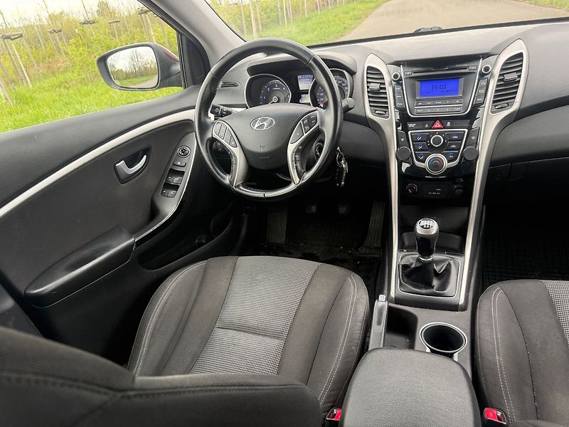 Hyundai i30 COMFORT 1,6 81 kW - fotka 12 z 17