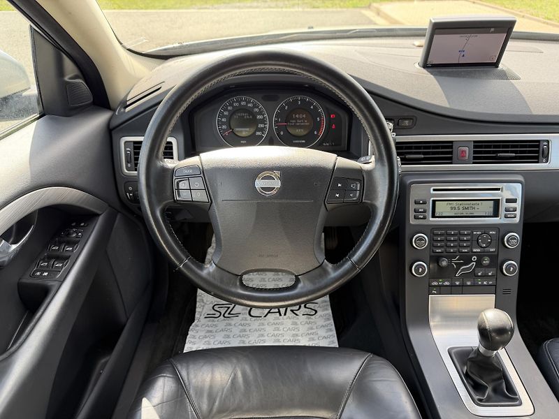 Volvo V70 2.4 D5 KŮŽE NAVIGACE SERVISKA - fotka 12 z 44