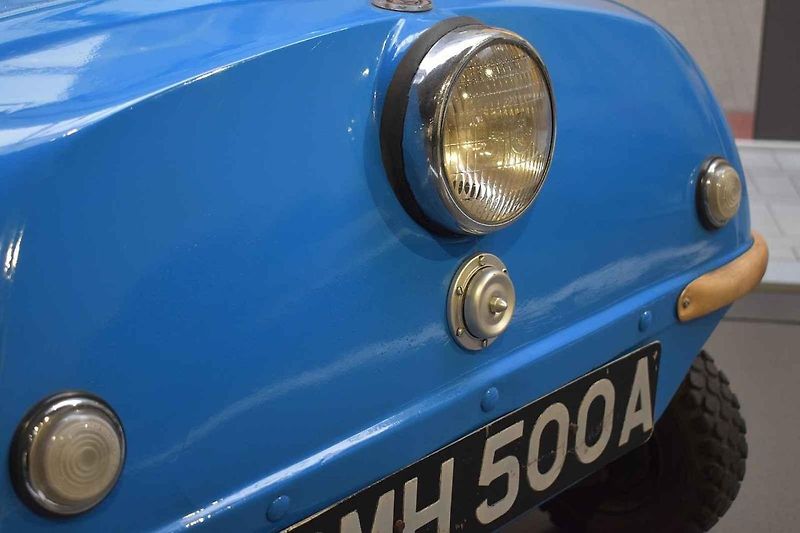 Porovnání parkujících vozů Audi Quattro a Peel P50