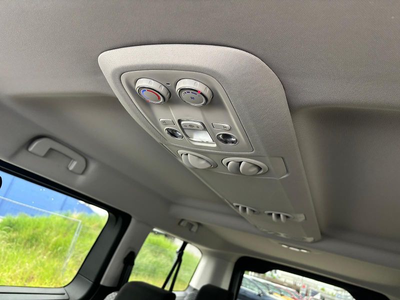 Toyota ProAce Verso 2,0 D-4D 8AT L2 Family Webasto - fotka 23 z 29