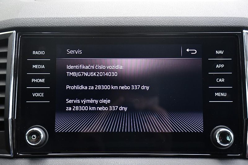 Škoda Karoq 1.6TDi STYLE TAŽNÉ 2xPNEU ČR - fotka 33 z 37