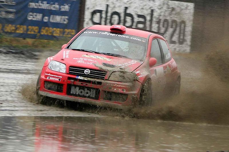 Jiří Hladík se svým zbrusu novým vozem Renault Clio Rally5 Phase II.