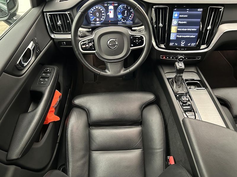 Volvo V60 2.0 T5 INSCRIPTION - fotka 15 z 25