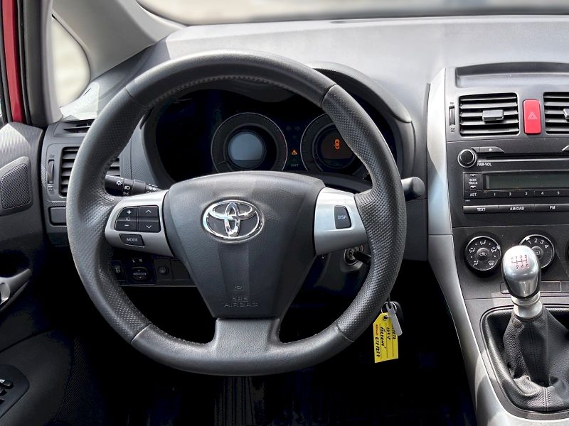 Toyota Auris (2010) - fotka 16 z 24
