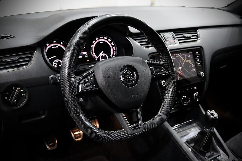 Škoda Octavia 3 FL Combi 2.0 TSI 169 kW RS - fotka 12 z 42