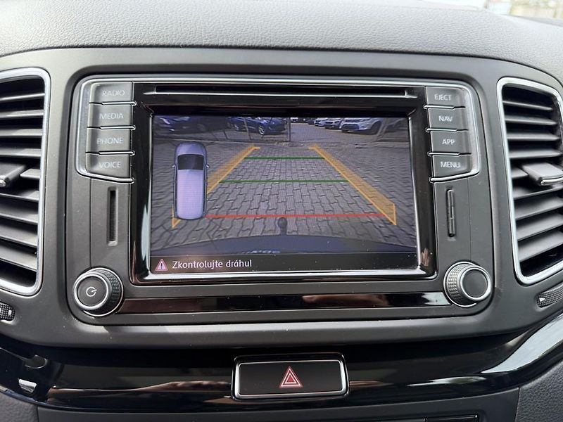 Volkswagen Sharan 2.0 TDI 135 kW Highline 7 míst - fotka 25 z 34