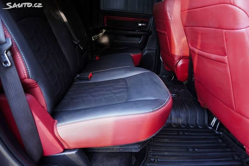 Dodge RAM (2015) 5.7 HEMI 4X4 REBEL EDITION - fotka 17 z 35