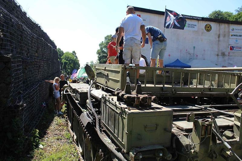 Vyprošťovací tank VT-55 na 10. srazu historických vozidel v Litvínově byl neustále v obležení.