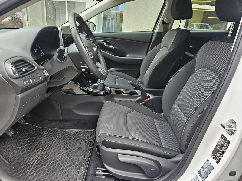 Hyundai i30 1.5i Comfort, serv.kn., 1.maj. - fotka 10 z 31