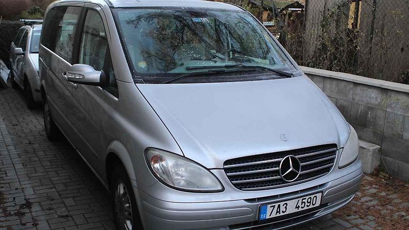 Z ohleduplnosti k čelnímu sklu jsme začali plastovou škrabkou