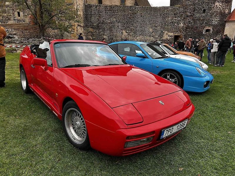 Sraz vozů Porsche ve Švihově na hradě.