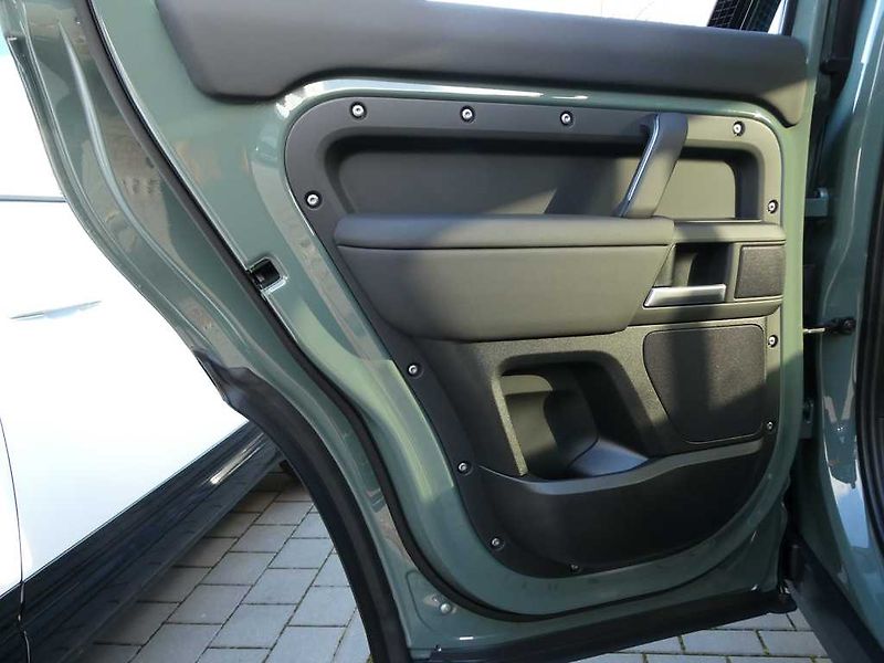 Land Rover Defender (2026) 110 3,0 TROPHY EDITION D350 - fotka 18 z 47