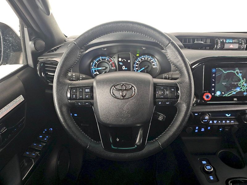 Toyota Hilux (2025) 2.8 D-4D 204k 6AT INVINCIBLE H - fotka 8 z 29