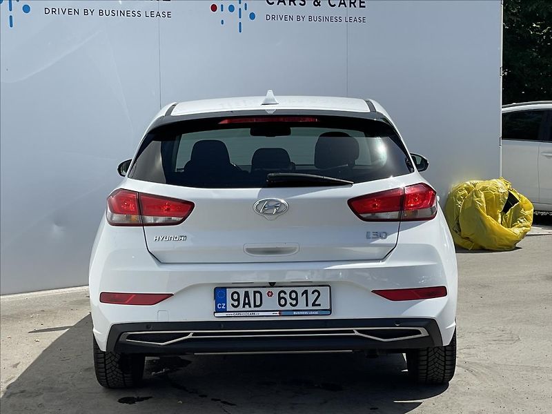 Hyundai i30 1,5 T-GDI DCT Family Smart NAV - fotka 21 z 22