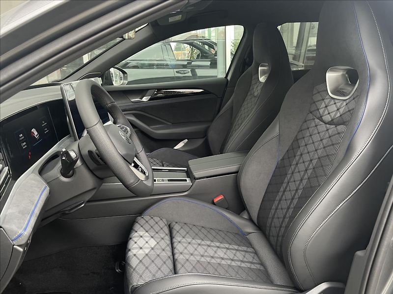 Volkswagen Passat (2025) 1,5 TSI 200 kW eHybrid  R-Line - fotka 14 z 16