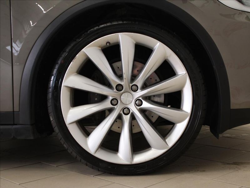 Tesla Model X 0,0 DUAL 90kWh 386KW TOP STAV - fotka 32 z 39