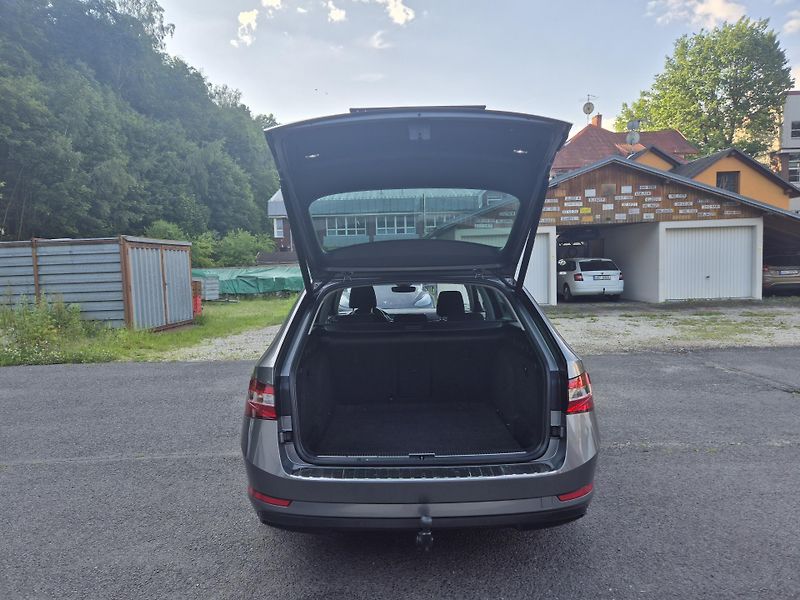 Škoda Superb Combi 2,0TDi DSG 110kw 17ALU - fotka 14 z 44