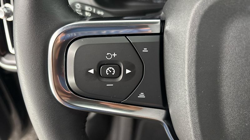 Volvo XC40 2.0 T3 AUT Momentum Pro - fotka 14 z 27