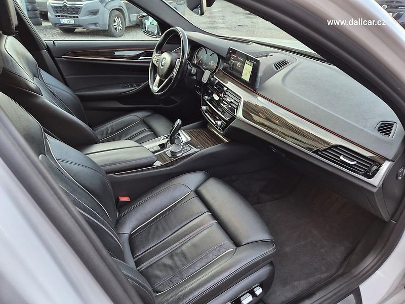 BMW Řada 5 (2017) 530d 195KW xDRIVE MSPORT Line - fotka 37 z 50